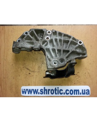 Кронштейн Двигуна Правий 8200399938 Renault 2.0 DCi M9R (Б/В) , Renault Trafic,Opel Vivaro,Nissan