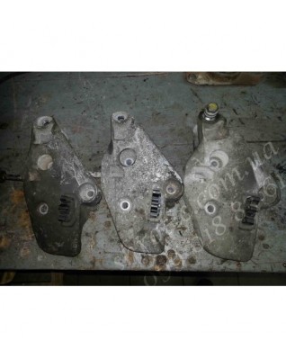 Кронштейн Гідравлічної Подушки 8200003828 (Б/В), Renault Trafic, Opel Vivaro, Nissan Primastar, Рено
